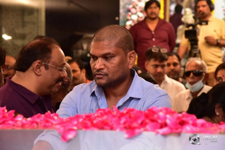 Celebrities-pay-homage-to-superstar-Krishna